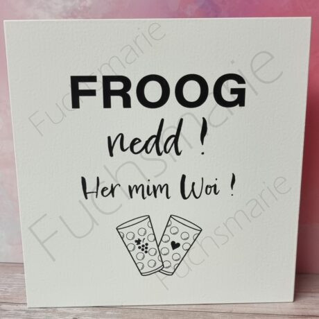 Holzschild mit Text: Froog nedd! Her mim Woi