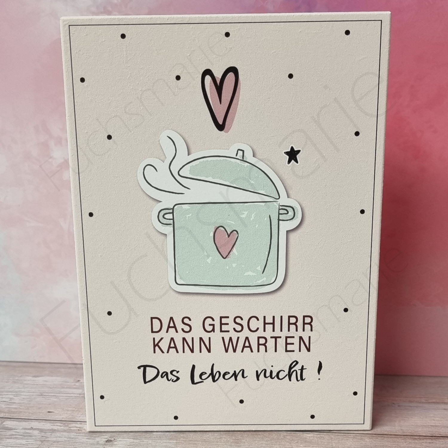 Das Geschirr kann warten. Das Leben nicht! | 1 | 0401 | ♥ Unsere Holzschilder kreieren wir mit viel Liebe zum Detail in unserer Designwerkstatt und fertigen jedes einzelne Holzbild von Anfang bis Ende in unserer kleinen Pfälzer Manufaktur von Hand für Dich. Holzschild mit text: Das Geschirr kann warten. Das Leben nicht.