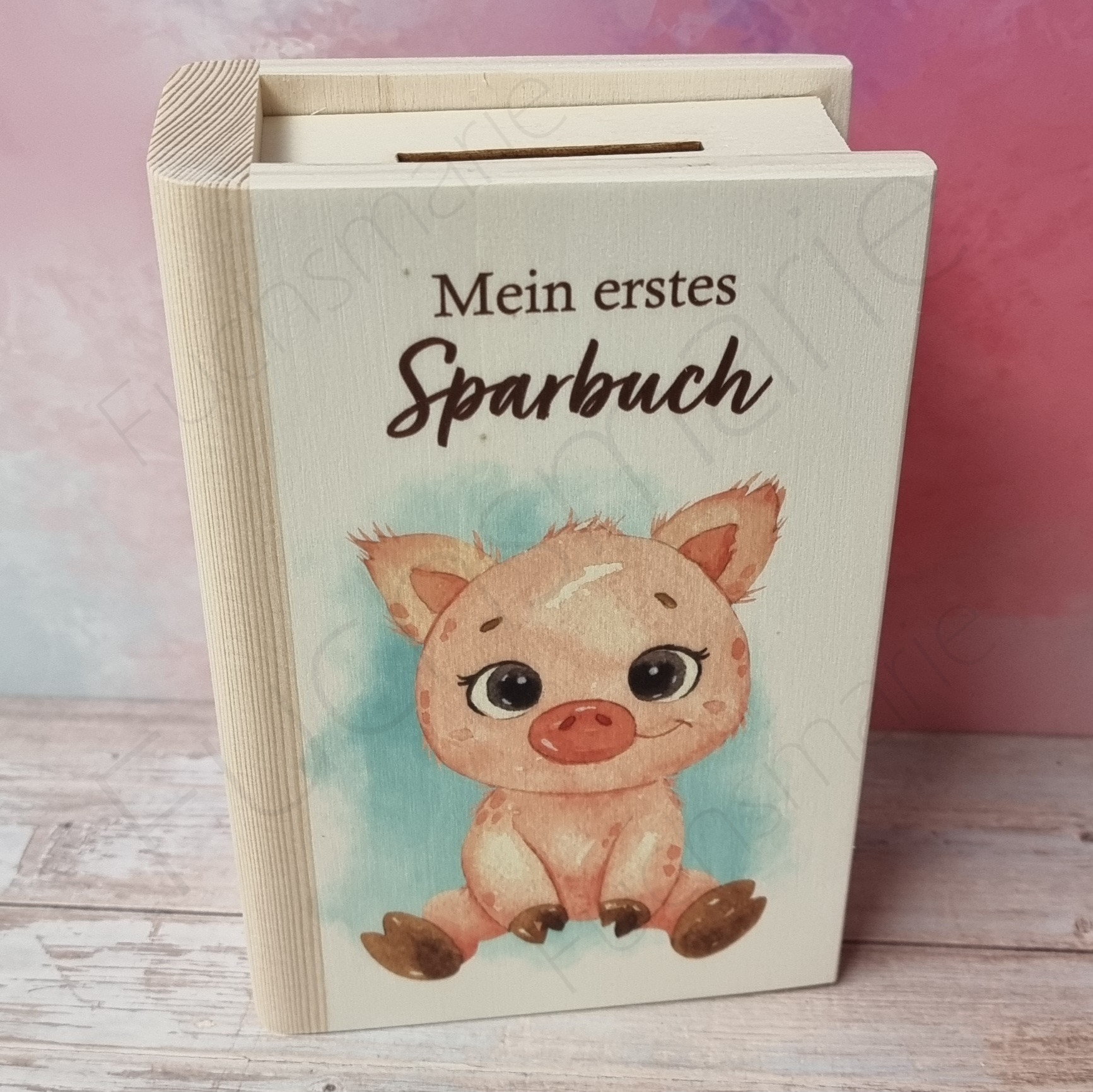 Sparbuch aus Holz Ferkel "Krümel" | 1 | 0564 Sparbuch Ferkel Kruemel | Entdecke unser liebevoll gestaltetes Holz-Sparbuch – das perfekte Geschenk, um Kinder spielerisch an den Umgang mit Geld heranzuführen. Robust, charmant und lehrreich, begleitet es kleine Träumer auf ihrem Weg zu großen Zielen und vermittelt wichtige Werte wie Geduld und Verantwortung. Ein schönes Geschenk, das Freude und eine wertvolle Lektion fürs Leben schenkt! Sparbuch aud Holz mit Motiv Ferkel