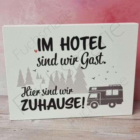Holzschild mit Text und Motiv Wohnmobil: Im Holtel sind wir Gast. Hier sind wir Zuhause.